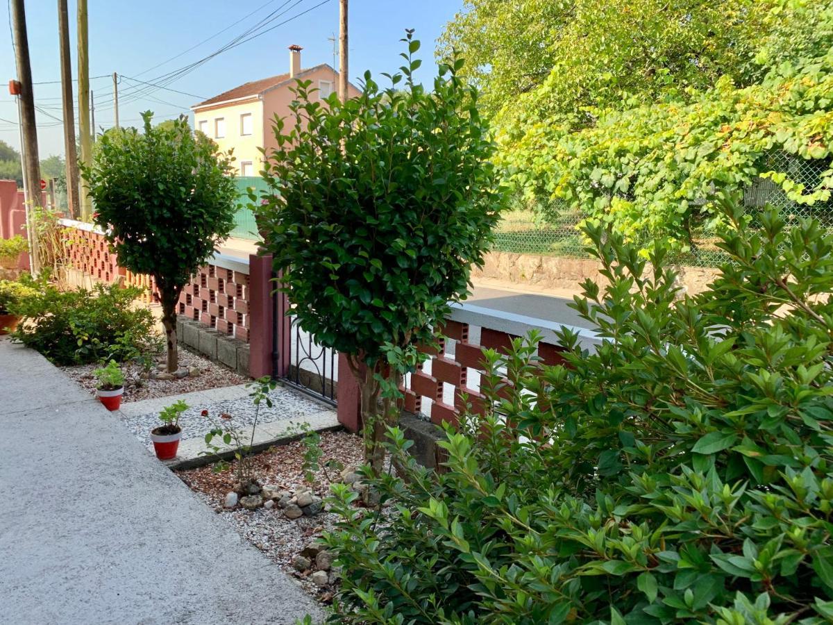 A Casa Vermella Con Jardin A 10 Minutos De Santiago De Compostela Apartment Ortono Bagian luar foto