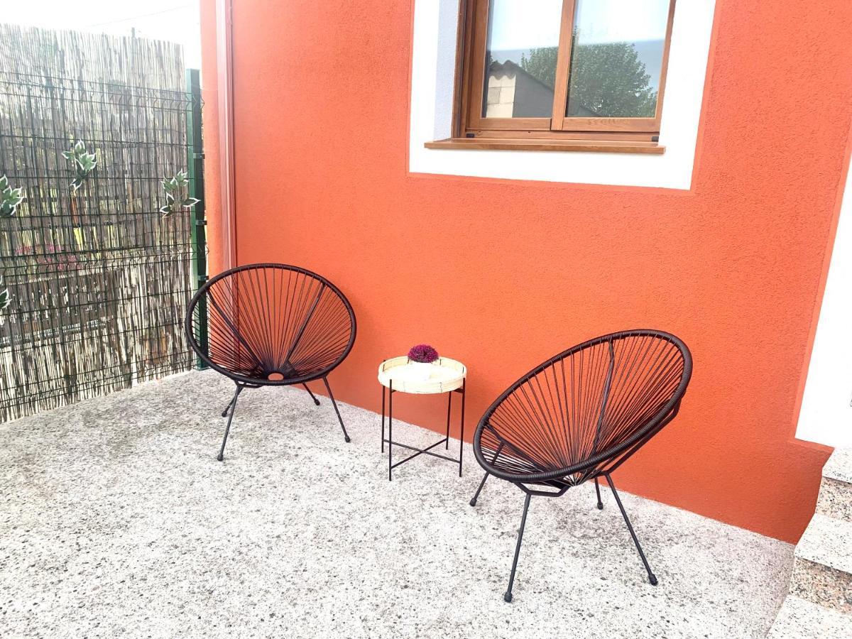 A Casa Vermella Con Jardin A 10 Minutos De Santiago De Compostela Apartment Ortono Bagian luar foto